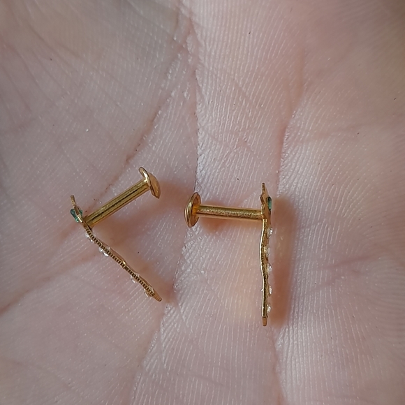 Beautiful new flower desine studs - Picture 11 of 16